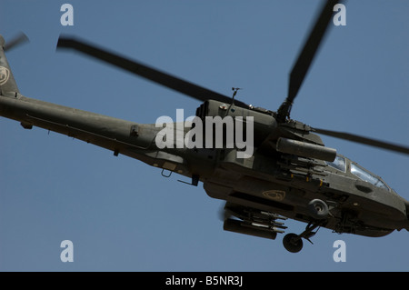 AH 64 Apache Hubschrauber überfliegen der grünen Zone in Bagdad vor blauem Himmel Stockfoto