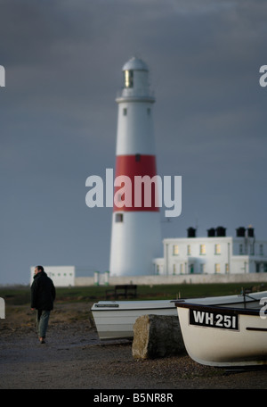 Angelboote/Fischerboote bei Portland Bill, mit Leuchtturm im Hintergrund Stockfoto