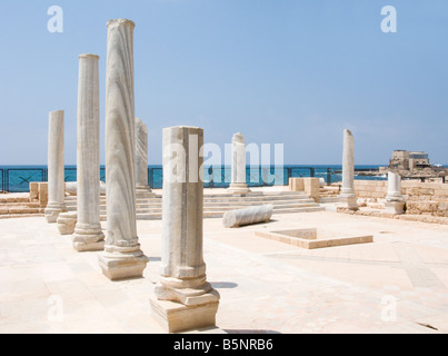 ZEILE DER SPALTEN NORTH ÖFFENTLICHE BAD HAUS RUINEN CAESAREA MARITIMA NATIONALPARK ISRAEL Stockfoto