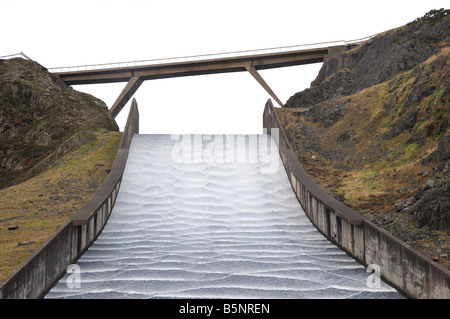 Konkrete Bribge über die Hochwasserentlastung Llyn Brianne Stausee Llandovery Wales Stockfoto