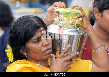 Anhänger-Frau mit Milchtopf am Thaipusam Festival, Batu-Höhlen, malaysia Stockfoto