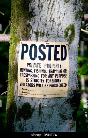 Kein Übertreten, das Privateigentum Schild an einem Baum befestigt. Stockfoto