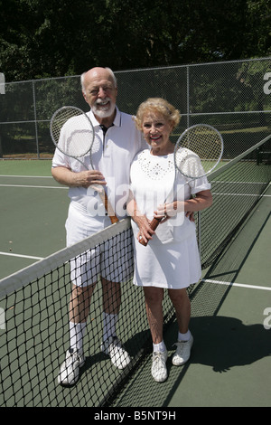 Ein attraktives senior paar auf der Tennis Gerichte Vollansicht vertikalen Stockfoto