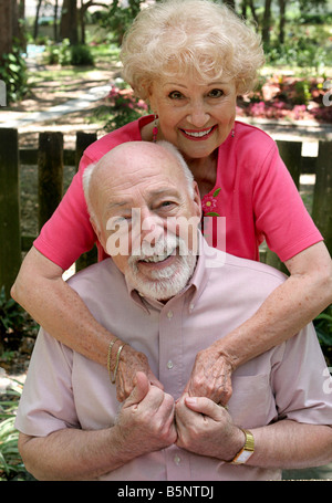 Ein älteres Paar glücklich umarmt im Freien sind sie noch in der Liebe nach vielen Jahren zusammen Stockfoto