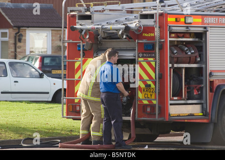 Feuerwehrleute im hinteren Teil ein Feuerwehrauto