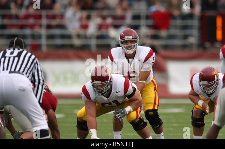 USC-Quarterback, Mark Sanchez, ruft die Signale vor dem Snap während der Trojaner-Fußballspiel mit US-Bundesstaat Washington. Stockfoto