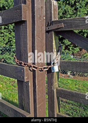 Vorhängeschloss und Kette auf einem Hof. Stockfoto