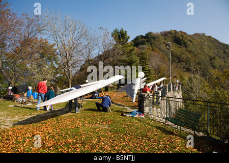 Menschen, die Einführung von Sasso del Ferro Hängegleiter vorbereiten montieren über Laveno Mombello, Varese, Italien Stockfoto