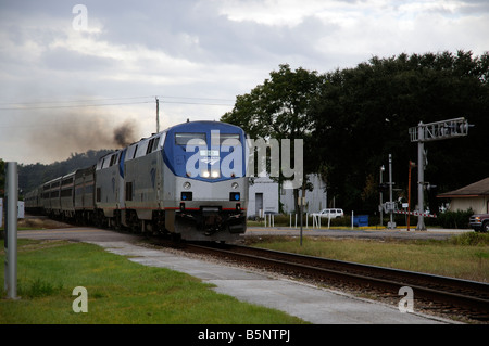 Personenzug Amtrak nähert sich Palatka Railroad Station nördlichen Florida Amerika USA Stockfoto