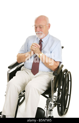 Ältere Mann im Rollstuhl betet wieder seine Gesundheit isoliert auf weiß Stockfoto