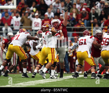 USC-Quarterback, Mark Sanchez, bereitet sich auf einen Pass downfield während der Trojaner Pac-10 Fußballspiel mit US-Bundesstaat Washington werfen. Stockfoto