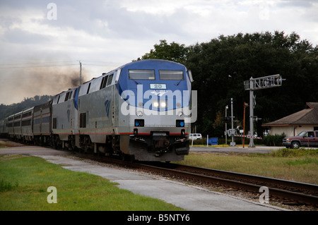 Personenzug Amtrak nähert sich Palatka Railroad Station nördlichen Florida Amerika USA Stockfoto