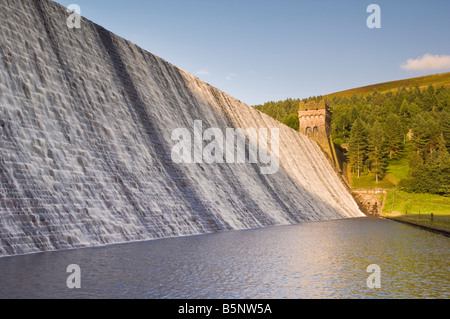 Staumauer mit Wasser überfüllt Ladybower Vorratsbehälter Derbyshire Peak District Nationalpark Derbyshire England UK GB EU Europa Stockfoto