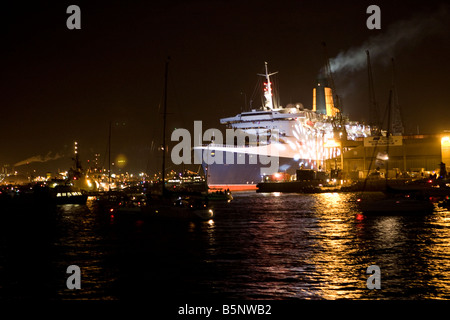 QE2 verlassen Hafen während der abschließenden Zeit, Southampton Stockfoto