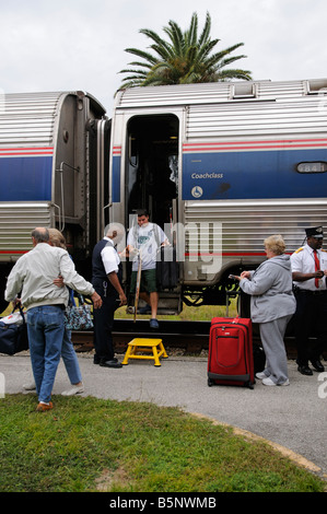 Amtrak Railroad Dirigenten unterstützen Passagiere aus Zug Amerika USA Stockfoto