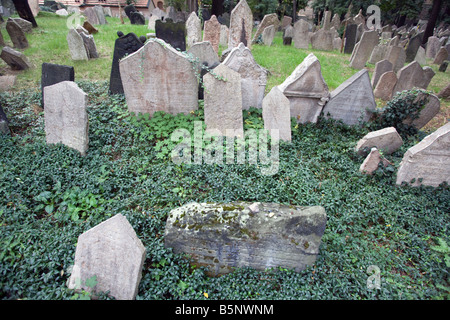 ÜBERFÜLLTEN GRABSTEINE ALTEN JÜDISCHEN FRIEDHOF JOSEFOV JÜDISCHEN VIERTEL PRAG TSCHECHISCHE REPUBLIK Stockfoto