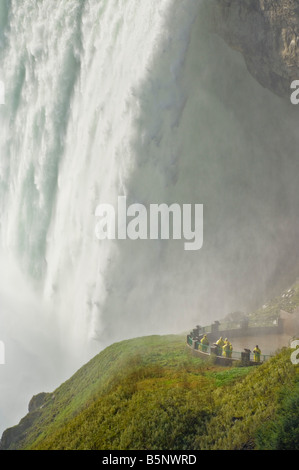Gelbe Regenmäntel von Touristen Horseshoe Falls Niagara Falls auf der Niagara River Ontario Kanada Stockfoto