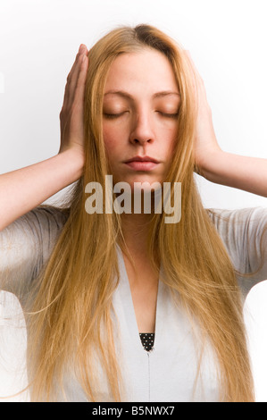 hübsche blonde Haare junge Frau für ihre Ohren mit den Händen - hören, nichts Böses, Augen geschlossen, nicht hören Stockfoto