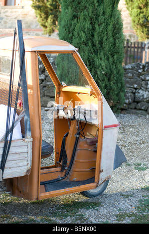 Ape drei Rädern Nutzfahrzeug verwendet in toskanischen Dorf in der Nähe von Monte San Savino, Italien. Stockfoto