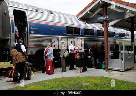 Amtrak Railroad Dirigenten unterstützen Passagiere aus Zug Amerika USA Stockfoto