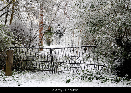 Schnee geblasen Eisen Fechten in einem Winter einstellen, Surrey, England. Stockfoto