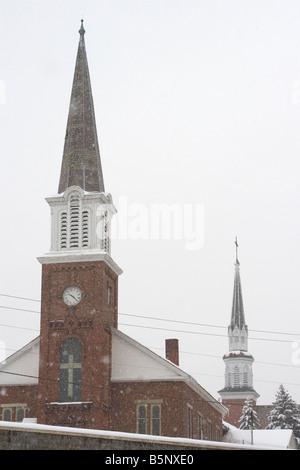 Kirchturm in New Hampshire ein kalter Winter Schnee Sturm ertragen. Stockfoto