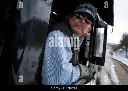 Ein Ingenieur betreibt eine Dampfantrieb Lokomotive auf der Durango Silverton Narrow Gauge Railroad Stockfoto