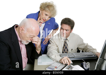 Ein älteres Paar und ihre Buchhalter besorgt über ihre finanzielle Zukunft Stockfoto