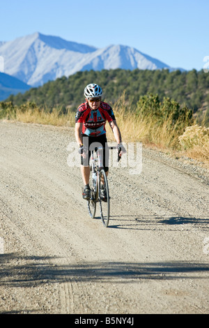 Männliche Radfahrer fahren über eine ländliche Schotterstraße in der Nähe von Salida, Colorado, USA Stockfoto