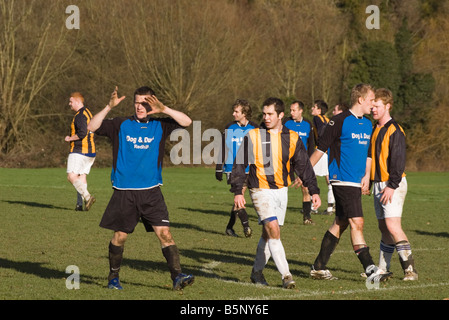 Amateur "Sunday League" Fußballspiel Spieler Fußballer Stockfoto