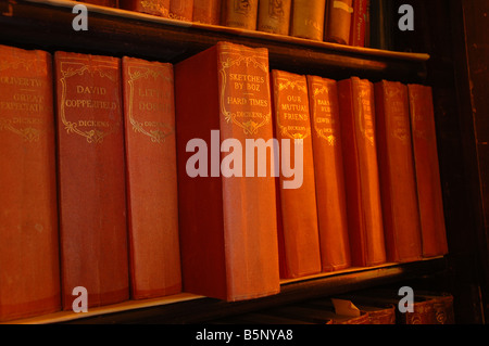 Einer alten Ausgabe der klassischen Romane mit besonderem Schwerpunkt auf den Titel eines in der Front - harte Zeiten von Dickens. Stockfoto