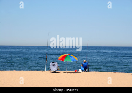 zwei Männer sitzen auf Stühlen und Angeln an einem Strand in der Nähe von Provincetown Cape Cod New England USA Stockfoto