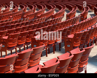 Stuhlreihen an Jay Pritzker Pavilion (von Frank Gehry, fertig im Juli 2004). Millennium Park. Chicago. Illinois. USA Stockfoto