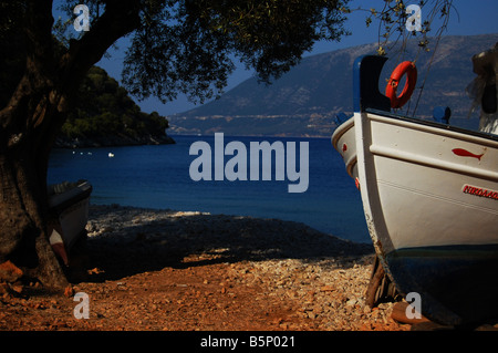 Griechischen Fischerboot am Ufer eines kleinen Strand in Kefalonia, Griechenland Stockfoto