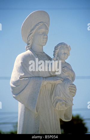 Weiße steinerne Statue der Jungfrau Maria mit Jesuskind. Stockfoto