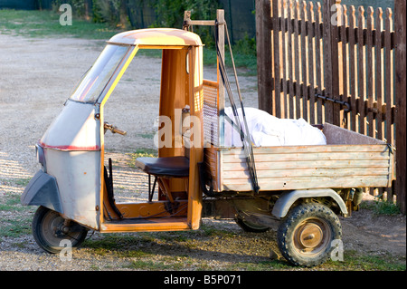 Ape drei Rädern Nutzfahrzeug verwendet in toskanischen Dorf in der Nähe von Monte San Savino, Italien. Stockfoto