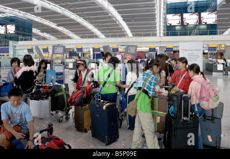 Chinesische Studenten Vorbereitung zum Aufbruch, Abflugebene, Terminal 5, Heathrow, London, England Stockfoto