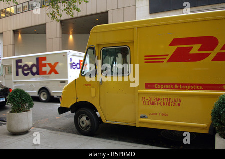 DHL und FedEx LKW sind in New York gesehen. Stockfoto