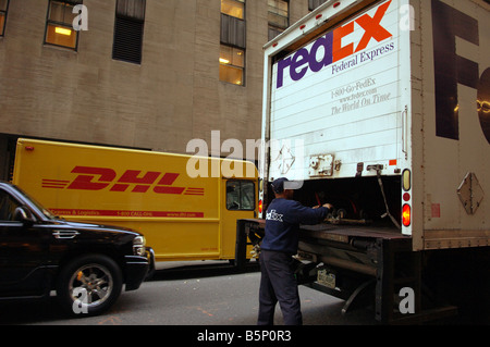 Ein FedEx LKW und Kurier- und einen DHL-LKW sind in New York gesehen. Stockfoto