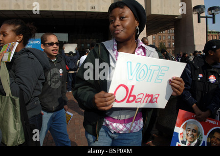 Hunderte von Anhängern Rallye vor der Harlem State Office Building in New York für Barack Obama Stockfoto