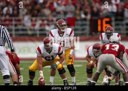 USC-Quarterback, Mark Sanchez, überprüft der Verteidigung vor Ro läuft ein Spiel während der Trojaner Fußballspiel mit US-Bundesstaat Washington Stockfoto