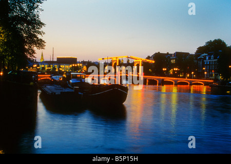 Beleuchtete Brücke über den Kanal in Amsterdam, Niederlande Stockfoto