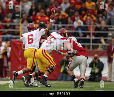 USC-Quarterback, Mark Sanchez, feuert einen Pass downfield während der Trojaner-Football-Spiel mit den Washington State Cougars. Stockfoto