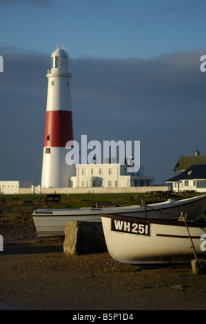 Angelboote/Fischerboote bei Portland Bill, mit Leuchtturm im Hintergrund Stockfoto