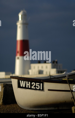 Angelboote/Fischerboote bei Portland Bill, mit Leuchtturm im Hintergrund Stockfoto