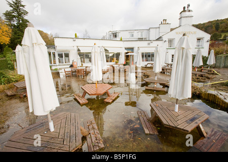 Überschwemmungen in das Bier Garten der Stadtvilla Inn in Waterhead am Lake Windermere in Ambleside UK Stockfoto