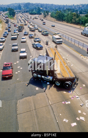 Autobahn Verkehrsunfall mit querstehenden Tieflader Stockfoto