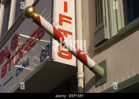 Rote und weiße Streifen gestreift Barbiere Pole Stockfoto