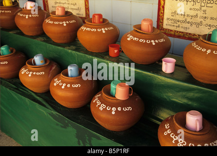 Terrakotta-Gläser von Wasser bei Sule Paya oder Pagode in zentralen Rangun, Yangon, Birma oder Myanmar Stockfoto