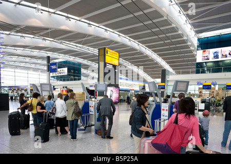 Self Check-in, Abflugebene Terminal 5, Heathrow, London, England Stockfoto